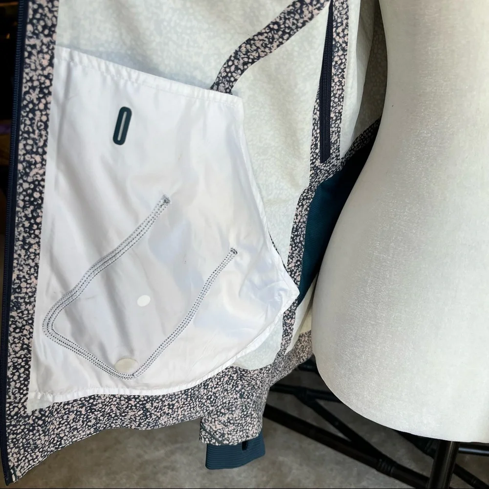 Lululemon Runaway Jacket - Picture 11 of 15